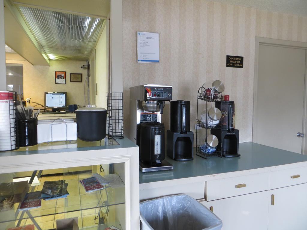 Ramada Limited Calgary Hotel Buitenkant foto
