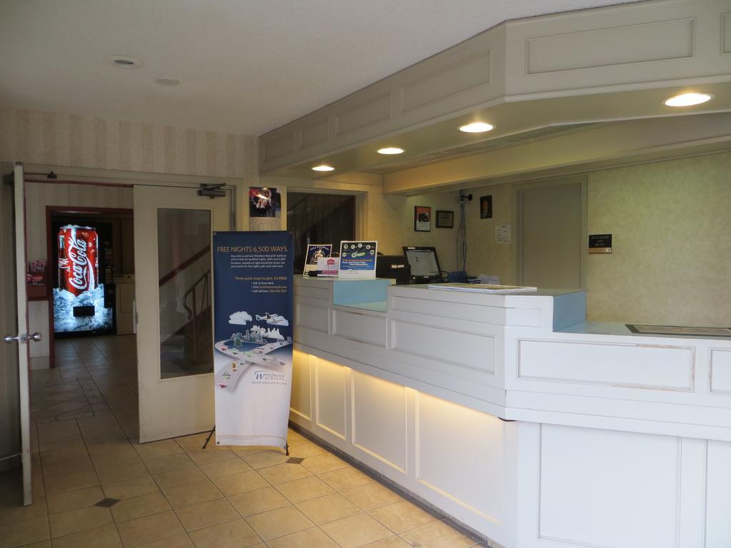 Ramada Limited Calgary Hotel Buitenkant foto