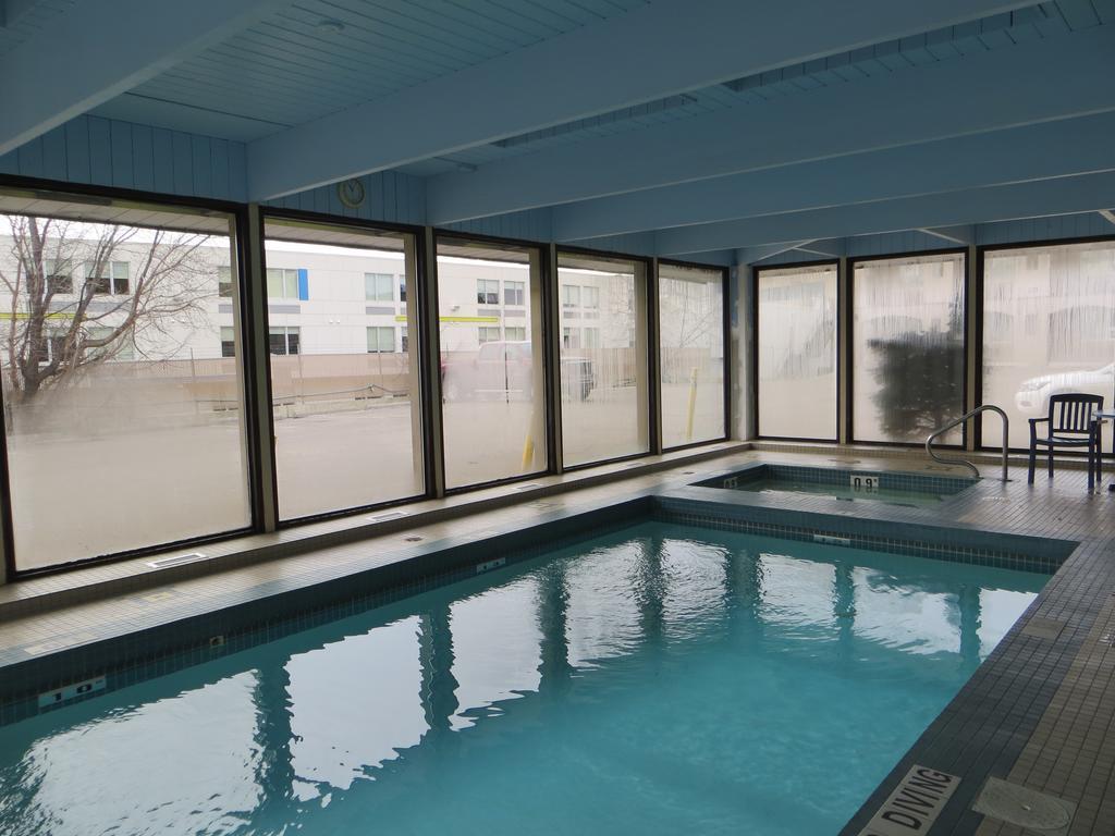 Ramada Limited Calgary Hotel Buitenkant foto