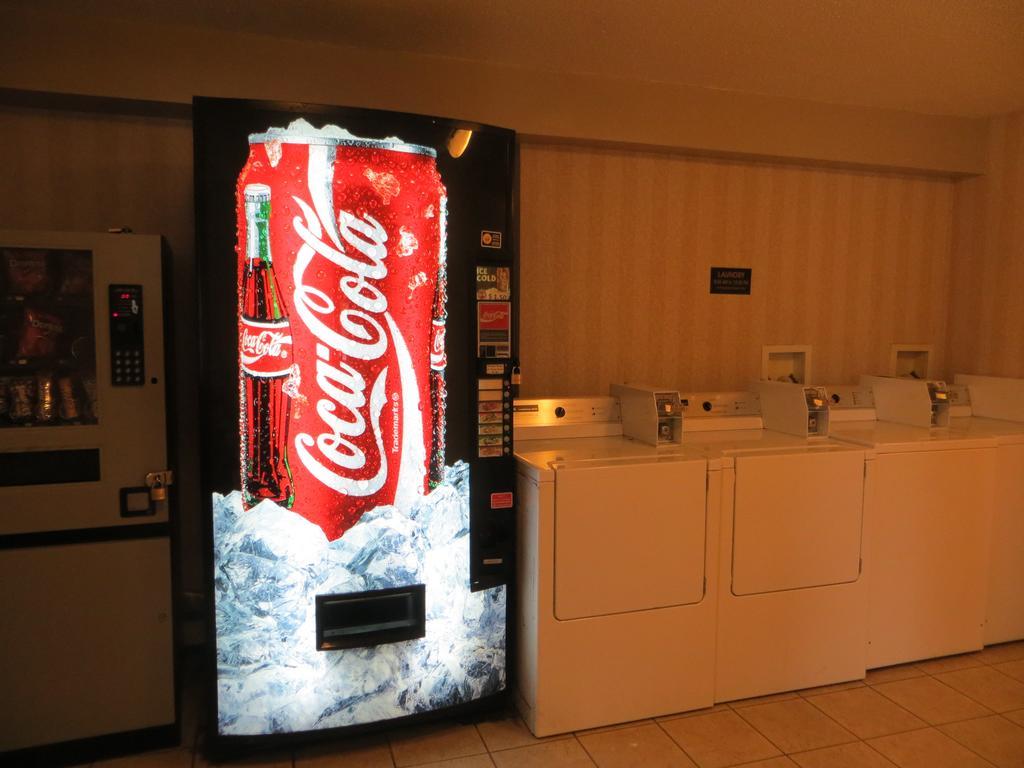 Ramada Limited Calgary Hotel Buitenkant foto