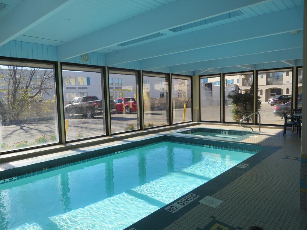 Ramada Limited Calgary Hotel Buitenkant foto