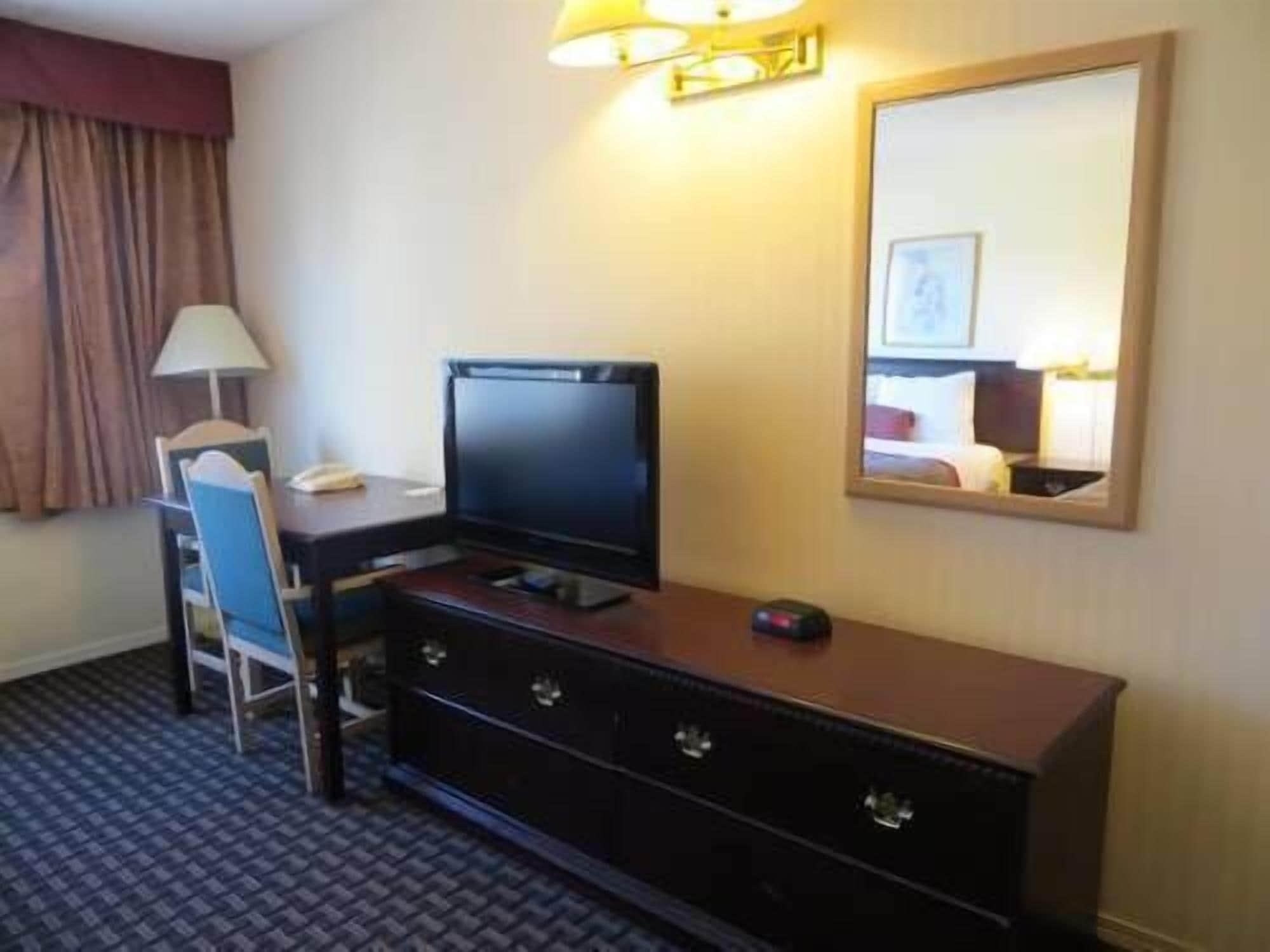 Ramada Limited Calgary Hotel Buitenkant foto