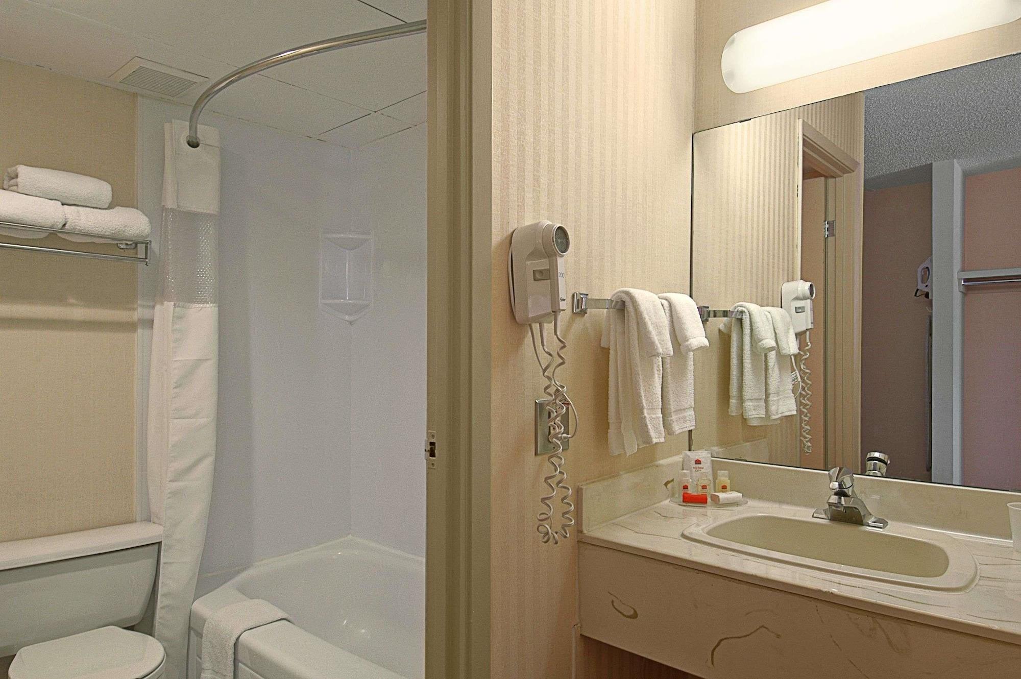 Ramada Limited Calgary Hotel Buitenkant foto