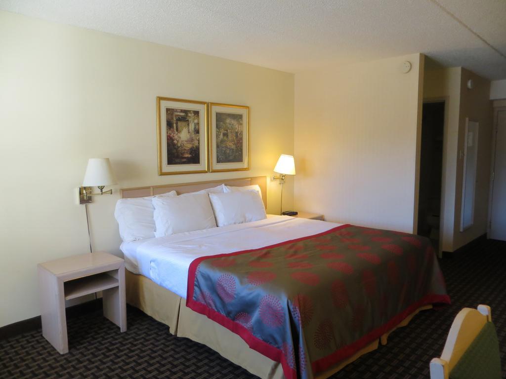 Ramada Limited Calgary Hotel Buitenkant foto