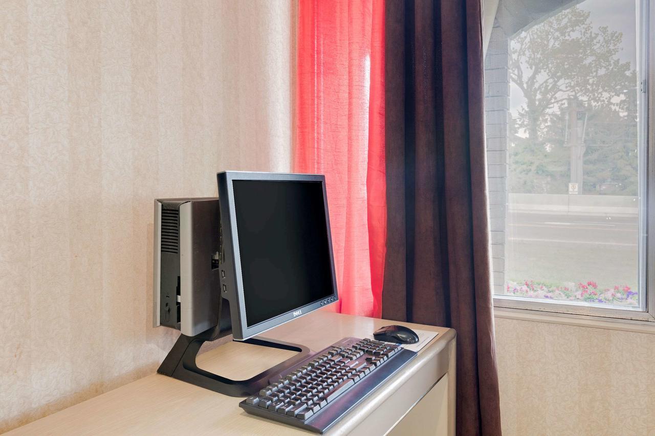 Ramada Limited Calgary Hotel Buitenkant foto