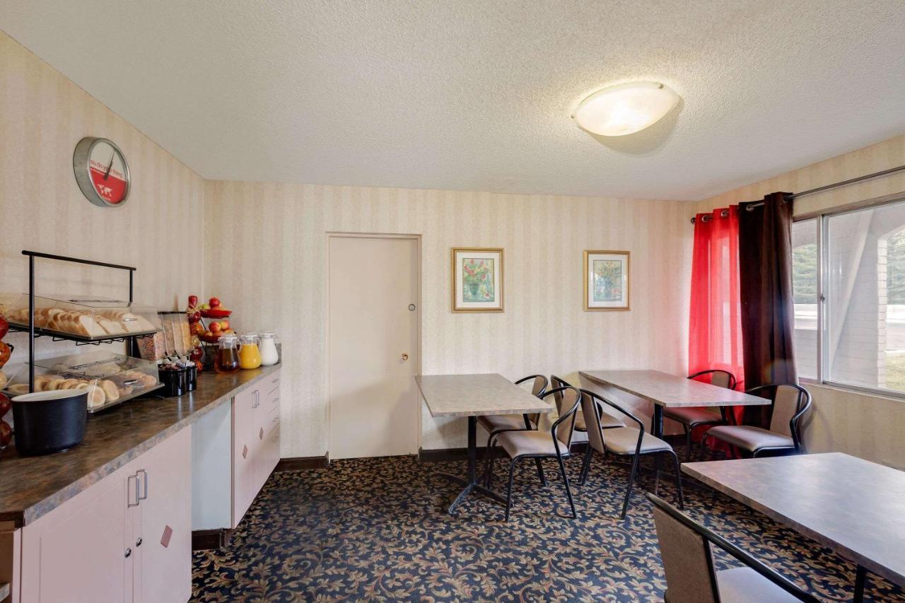 Ramada Limited Calgary Hotel Buitenkant foto