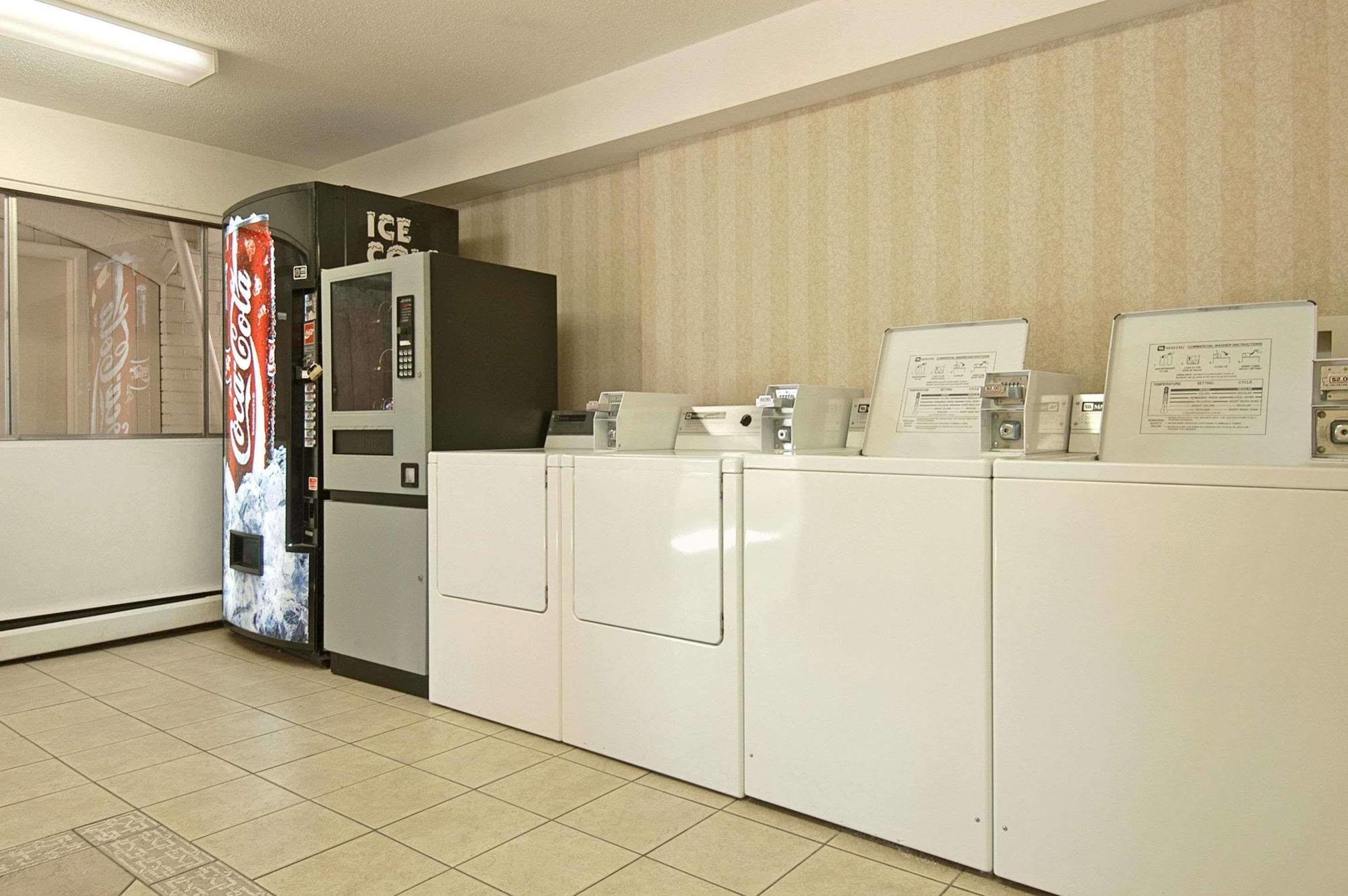 Ramada Limited Calgary Hotel Buitenkant foto