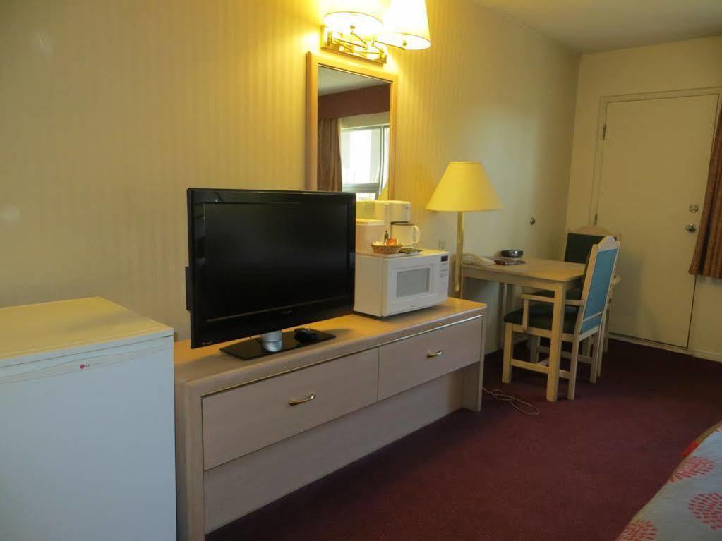 Ramada Limited Calgary Hotel Buitenkant foto