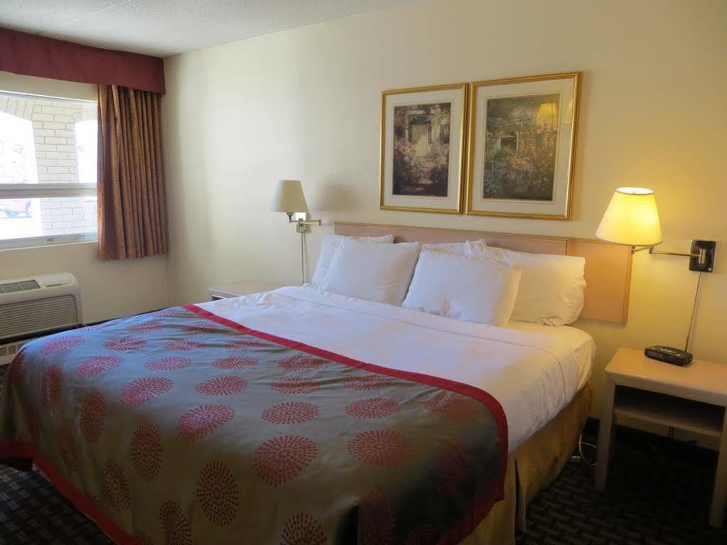Ramada Limited Calgary Hotel Buitenkant foto